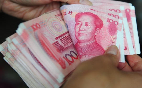 Bancnote chinezesti de 100 yuani. (FREDERIC J. BROWN / AFP / Getty Images)