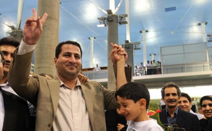 Cercetatorul iranian Shahram Amiri cu fiul sau