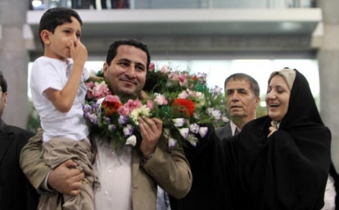 Savantul nuclear Shahram Amiri este primit de familie şi prieteni în Iran, pe aeroportul Imam Khomeini din Tehran, în 15 iulie. Amiri a afirmat că a fost supus torturilor de către agenţi CIA