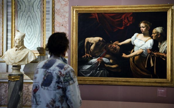Lucrarea lui Caravaggio intitulata "Judith decapitandu-l pe Holofernes" expusa la muzeul Borghese din Roma.
