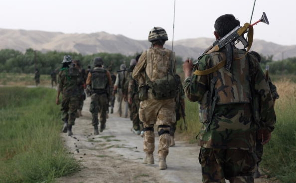 Soldati britanici si afgani patruland in Valea Sangin provincia Helmand Province, Afghanistan. (Marco Di Lauro / Getty Images)