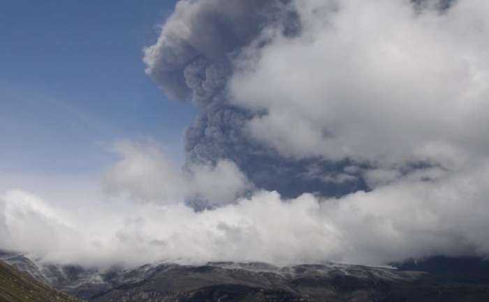 O imagine care prezinta norii grei de deasupra asezarilor de langa vulcanul Eyjafjoell din Islanda, 17 mai, 2010. 