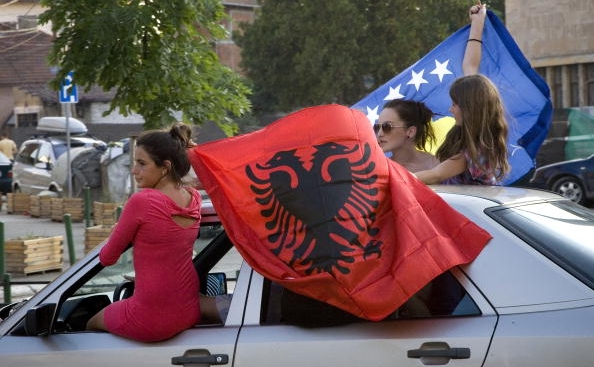 Albanieni din Kosovo Albanians sarbatoresc hotararea Natiunilor Unite care a acceptat declaratia de independenta a Kosovo 
