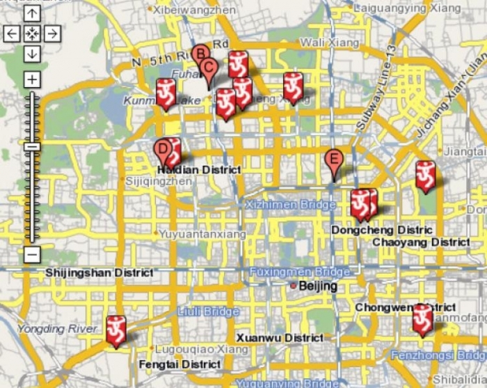 Ghidul de plimbare al jurnalistilor la Olimpiada din Beijing a inclus o harta a orasului Beijing cu insemne ale locurilor olimpice impreuna cu locatii care sunt cunoscute pentru intemniaarea si torturarea practicantilor Falun Gong 