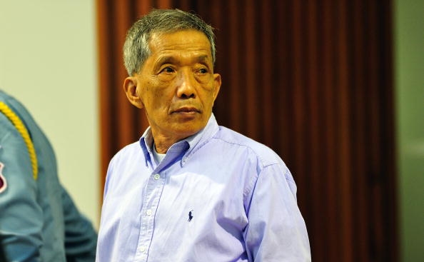 Kaing Guev Eav, cunoscut ca si "Olandezul", sta in sala de tribunal in Phnom Penh, in 26 iulie 2010. Fostul sef de inchisoare a fost condamnat la 35 de ani de puscarie pentru administrarea si monitorizarea torturarii si executarii a peste 15.000 de oameni la renumita inchisoare S-21 in timpul regimului Khmerilor Rosii din Cambodgia.