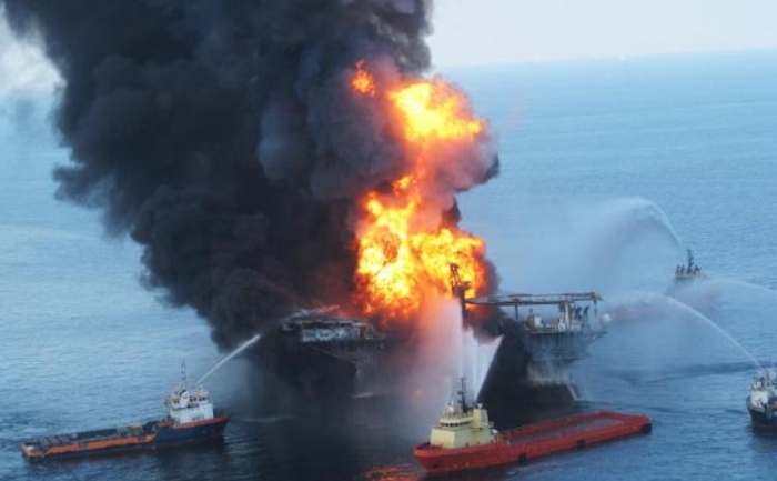 Barci de incendii se lupta cu focul de pe platforma petroliera Deepwater Horizon a companiei BP in 21 aprilie 2010, Golful Mexicului, langa coasta Louisianei. 