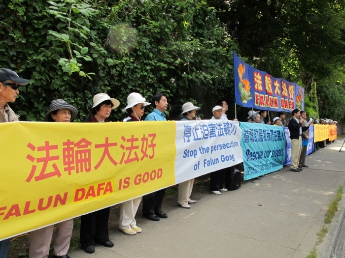 Protest pasnic organizat de Asociatia Falun Dafa Canada cu ocazia comemorarii a 11 ani de persecutie a practicantilor Falun Gong (cunoscuta si sub numele de Falun Dafa) in China 