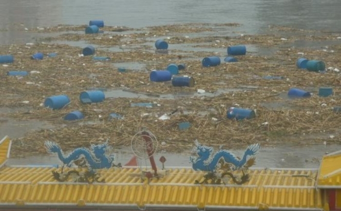 Câteva mii de butoaie din care se scurg chimicale toxice sunt împrăştiate în apa râului Songhua din nord-vestul Chinei.