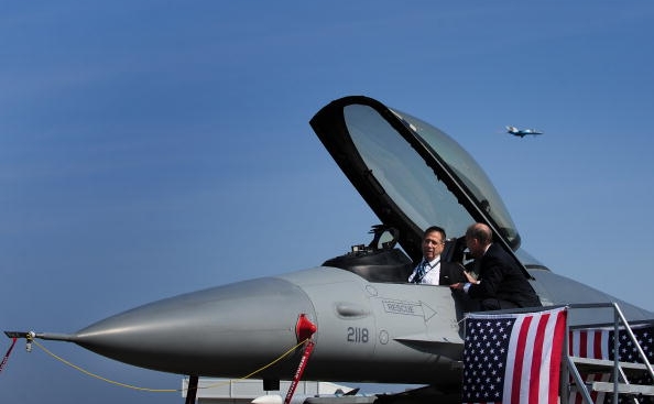 Ambasadorul SUA in Romania, Mark Gitenstein (S) intr-un F-16 la 13 aprilie 2010. Ministerul Apararii a declarat pe 24 martie ca a considerat cumpararea a 24 avioane F-16, ca parte a parteneriatului strategic cu Statele Unite 