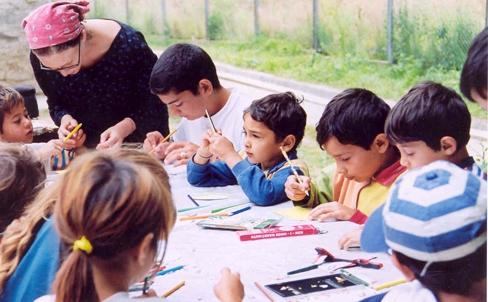 Voluntar al Corpului Pacii, intr-o activitate cu copii (peacecorps.ro)