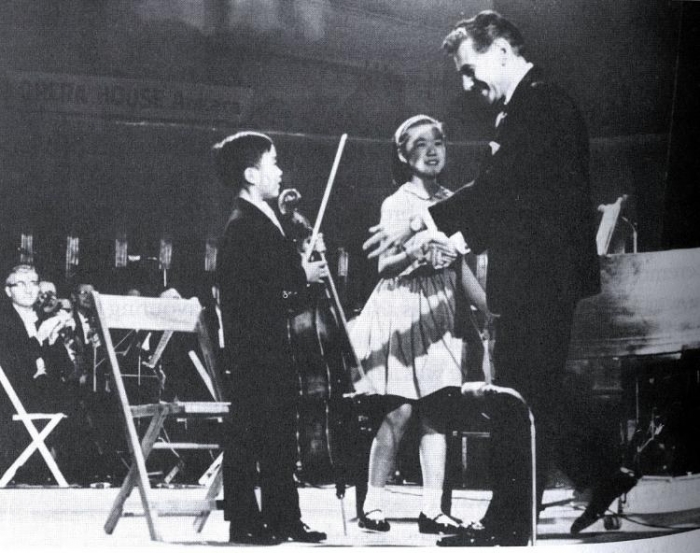 THE BIG BREAK: Yo Yo Ma (7 ani), cu sora sa Yeou-Cheng Ma, sunt felicitati de Leonard Bernstein la Kennedy Benefit Concert in Washington, D.C., eveniment la care au asistat presedintele Kennedy cu sotia, Jacqueline. 