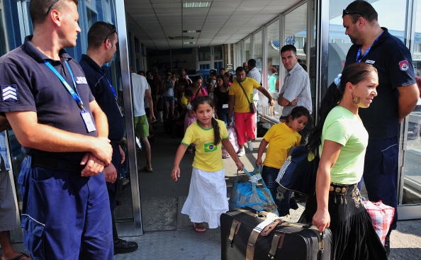 Rromi repatriati din Franta, pe aeroportul din Baneasa. (DANIEL MIHAILESCU / AFP / Getty Images)