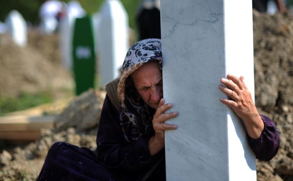 Femeie bosniaca in cimitirul victimelor masacrului de la Srebrenica, in care au murit peste 8 mii de baieti si barbati musulmani, macelariti de sarbii bosniaci sub privirile contingentului olandez al trupelor ONU pentru pace (DIMITAR DILKOFF / AFP / Getty Images)