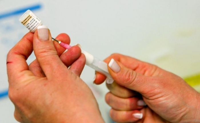 O sora prepara un vaccin impotriva gripei porcine in Nisa, Franta. Institutul Medical Finlandez a propus suspendarea vaccinarilor impotriva gripei porcine produsa de H1N1. 