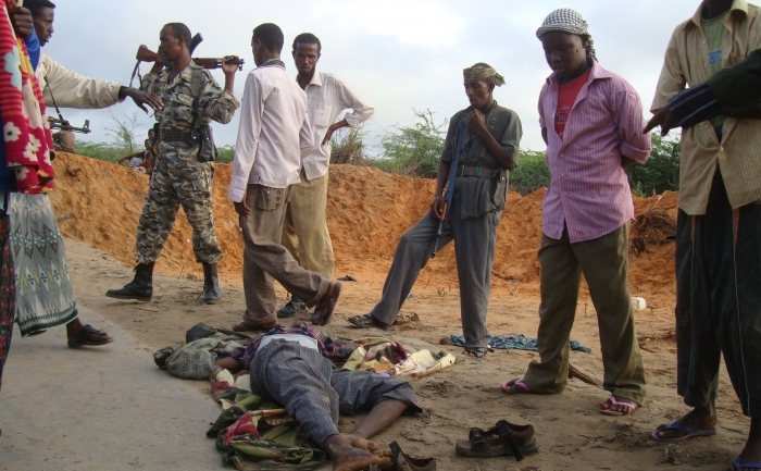 Forte guvernamentale somaleze langa un terorist musulman omorat langa Mogadiscio, 26 august 2010. 