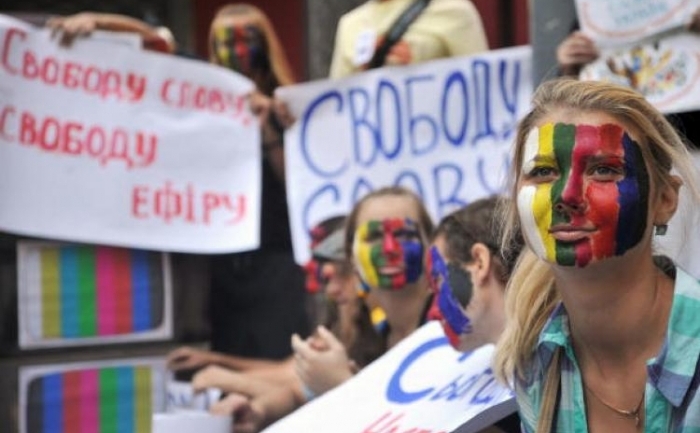 Manifestantii, in principal jurnalisti si artisti, s-au adunat in fata unui tribunal din capitala ucraineana Kiev pentru a protesta impotriva cenzurarii mass mediei. 