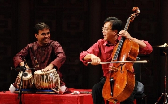 Yo Yo Ma (D) intr-un spectacol al Silk Road Ensemble. (prin bunavointa Silk Road Ensemble)