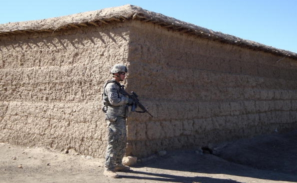 Soldat american patruland satul Patlan din provincia Khost, la 200 km sud est de Kabul. (THIBAULD MALTERRE / AFP / Getty Images)