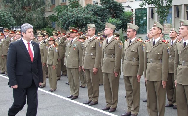 Ministrul Gabriel Oprea inspectează ţinutele de oraş pentru soldaţii şi gradaţii voluntari din Armata României. (Catalin Ovreiu / www.mapn.ro)