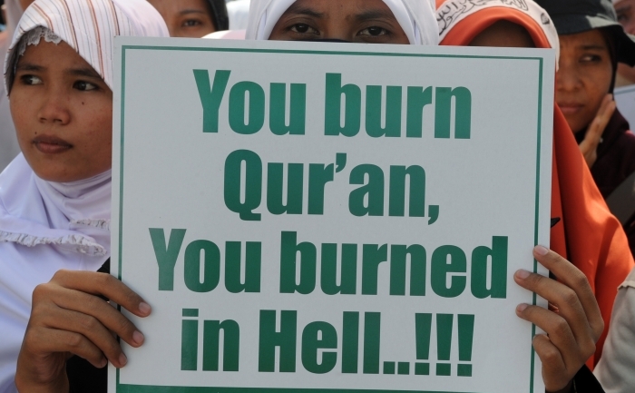 Demonstranti indonezieni care protesteaza in fata ambasadei SUA din Jakarta, 4 septembrie 2010, impotriva planurilor unei biserici din Florida de a arde exemplare ale Coranului in cadrul celei de-a noua comemorare a atacului terorist din 11 septembrie
