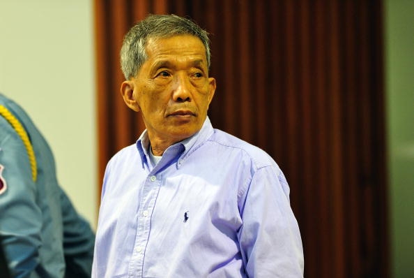 Fata hada a mortii: tortionarul comunist cel mai celebru din Cambogia, Kaing Guek Eav, cunoscut sub numele de 'Duch', in picioare in fata tribunalului, primindu-si condamnarea pe 26 iulie 2010. Duch a primit 35 de ani pentru supravegherea torturilor si executiilor in notoria inchisoare S21, cunoscuta sub numele de Tuol Sleng. Duch, in varsta de 67 de ani, va servi insa numai 19 ani, deoaree ultimii 11 ani i-a servit in inchisoare, astaptandu-si procesul 