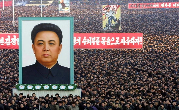 Caracteristicile societăţilor comuniste: mitinguri organizate de stat şi un cult paranoic al personalităţii "preaiubitului conducător", ianuarie 2003 în Phenian. Kim Jong Il, unul dintre cei mai ridiculizati şi paranoici tirani comunisti, se pregătea să înmâneze puterea fiului său, Kim Jong Un