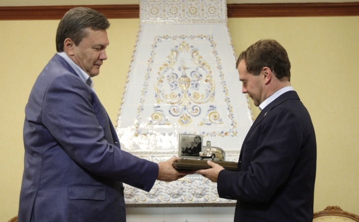 Presedintele ucrainean Viktor Ianukovici si omologul sau rus Dimitri Medvedev schimba cadouri in cadrul intalnirii lor de pe 15 septembrie 2010 la Moscova 
