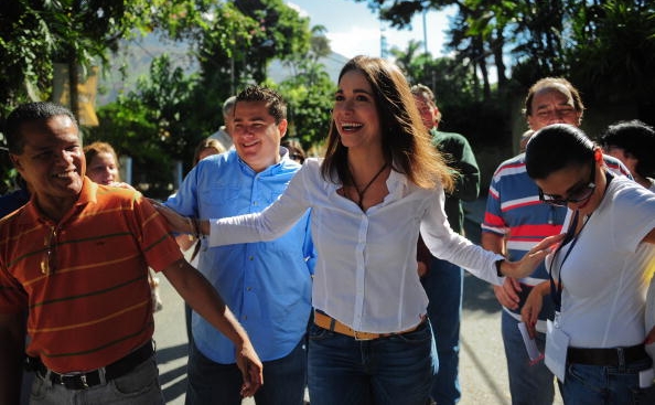 Candidatul pentru Parlament al unitatii opozitiei, Maria Corina Machado (C), impreuna cu suporterii sai, 26 septembrie 2010 in Caracas. (MIGUEL GUTIERREZ / AFP / Getty Images)