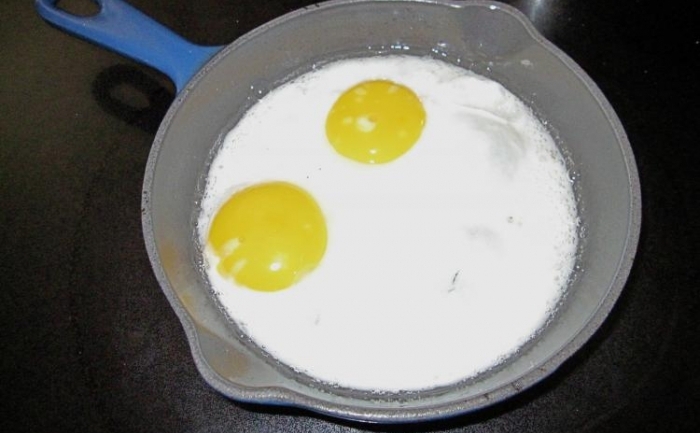 Ouă versus chifle: ouăle mâncate la micul dejun duc la scăderi mai mari în greutate şi oferă mai multă energie decat consumul de chifle, deşi au acelaşi număr de calorii.
