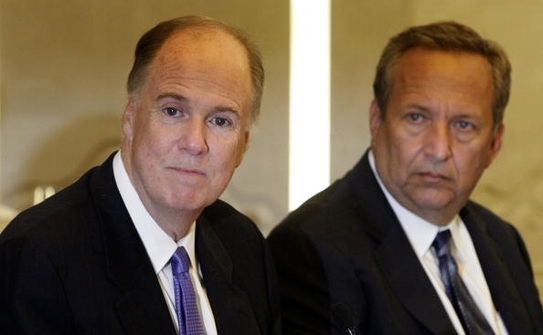 Consilierul de aparare SUA Tom Donilon (S), impreuna cu directorul consiliului national economic, Larry Summers, in Beijing pentru convorbiri cu oficialii chinezi (NG HAN GUAN / AFP / Getty Images)