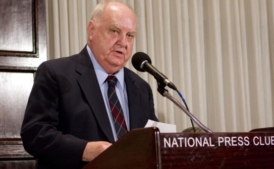 Dwynne Arneson se adreseaza adunarii. Dl Arneson a fost un ofiter de control strict secret al Fortelor Aeriene ale SUA si a transmis informatii despre intalniri cu OZN-uri si caderi inexplicabile ale sistemelor de rachete (Lisa Fan / The Epoch Times)