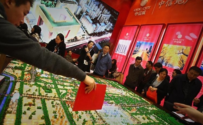 Echipe de sales introduc proprietati unor potentiali cumparatori la Targul de Imobiliare din toamna anului 2008, Beijing, China. 