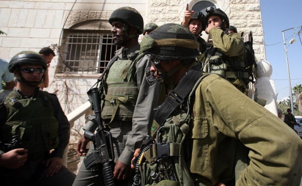 Un analist israelian sustine ca Israelul (in foto: soldati israelieni) nu poate invinge grupul de gherila libanez Hezbollah intr-o confruntare directa. (MUSA AL-SHAER / AFP / Getty Images)