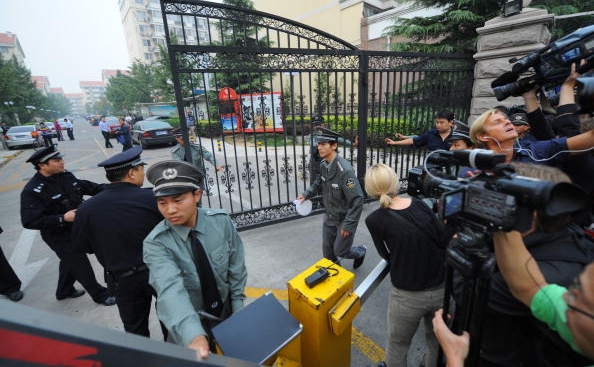Beijing, 8 octombrie 2010 - poliţia chineză închide accesul reporterilor străini în complexul de locuinţe unde se află casa dizidentului Liu Xiaobo, care a primit Premiul Nobel pentru Pace. Liderii comunişti chinezi au ameninţat că relaţiile economice dintre China şi Norvegia vor avea de suferit din cauza decernării premiului lui Liu Xiaobo 