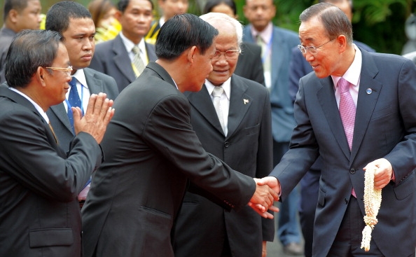 Secretarul general al ONU, Ban Ki-moon (dr), da mana cu oficialii guvernamentali cambodgieni (st) in timpul unei vizite la Muzeul Genocidului Tuol Sleng din Phnom Penh in 28 octombrie 2010. (TANG CHHIN SOTHY / AFP / Getty Images)