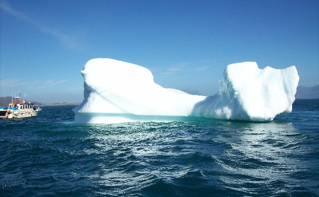 Iceberguri langa coasta inghetata a Groenlandei 