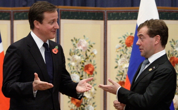 Presedintele rus Dmitri Medvedev, impreuna cu premierul britanic, David Cameron. (DMITRY  ASTAKHOV / AFP / Getty Images)