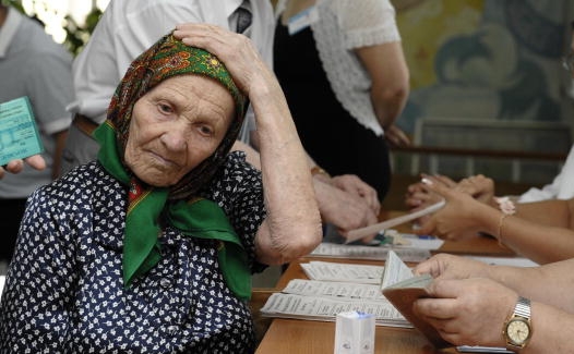 O femeie din R. Moldova isi asteapta randul la vot (imagini din arhiva 2009) (VADIM DENISOV / AFP / Getty Images)