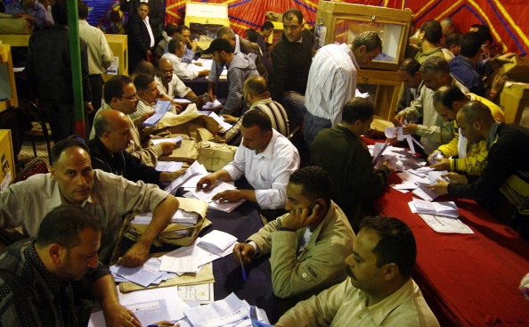 Egipteni numarind voturile in Abdelaziz Gawesh, Alexandria 28 noiembrie 2010. 