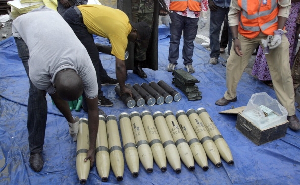 Arme interceptate de autoritatile nigeriene in Lagos, pe aeroportul in Apapa Port, 27 octombrie 2010. (PIUS UTOMI EKPEI / AFP / Getty Images)