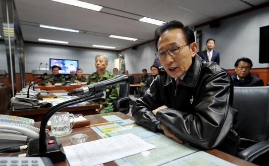 Presedintele sud-coreean primeste un briefing la centrul de control al Ministerului Apararii, 23 noiembrie, Seoul, Coreea de Sud. (South Korean Presidential House via Getty Images)
