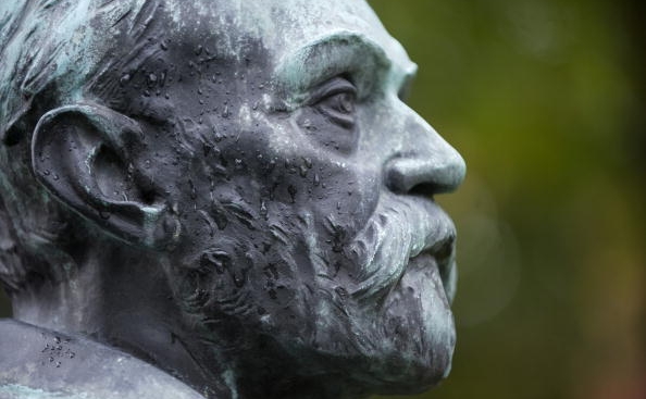 O fotografie a statuii lui Alfred Nobel de la Institutul Karolinska din Stockholm