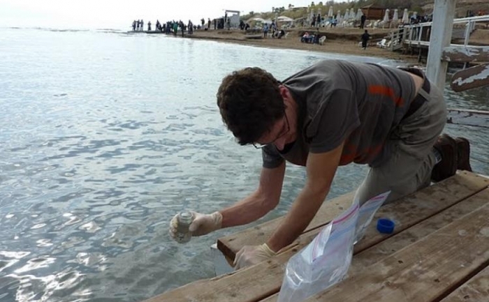 Un cercetator ia esantioane ale apei din Marea Moarta. Cercetatorii au descoperit niveluri mari de mercur oxidat in atmosfera Marii Moarte 