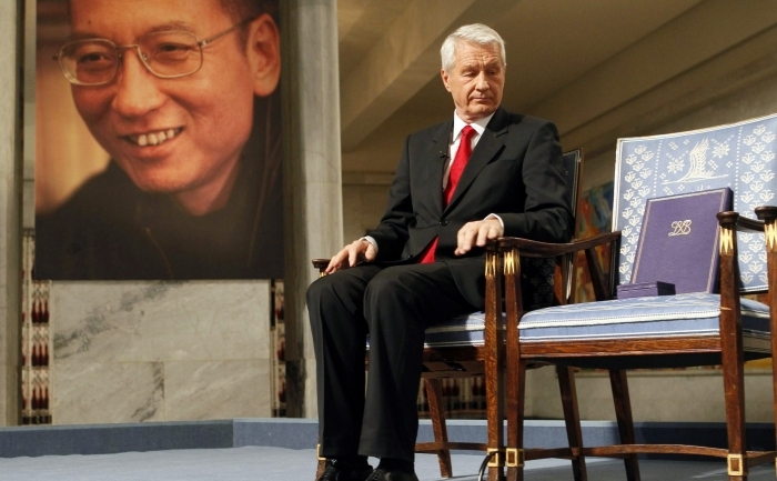 Presedintele Comitetului Nobel, Thorbjoern Jagland, privind scaunul gol pe care ar fi trebuit sa stea Liu Xiaobo, laureatul Premiului pentru Pace de anul acesta. Liu, dizident politic, este inchis de regimul comunist de la Beijing, 10 decembrie 2010 