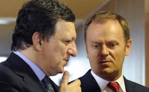 Presedintele CE, Jose Manuel Barroso in discutie cu premierul plonez, Donald Tusk. (
