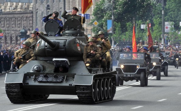 Legendarele tancuri T-34 la parada pe strada Hreshchatik (GENYA SAVILOV / AFP / Getty Images)
