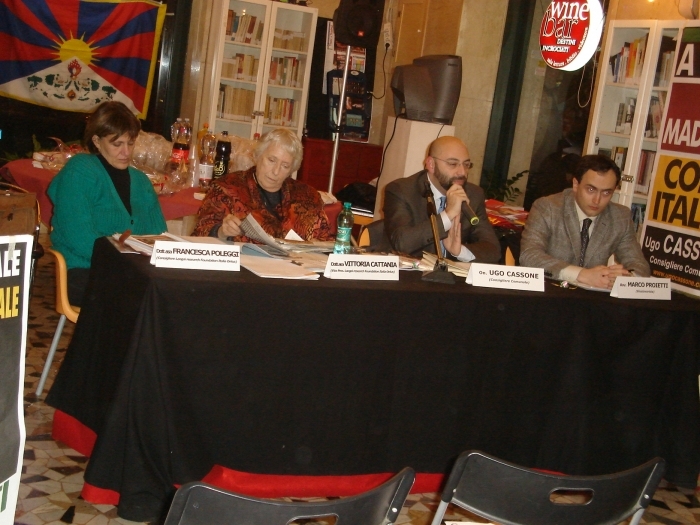 Francesca Pollegi, Vittoria Cattania , Ugo Cassone, Marco Proietti, organizatori ai evenimentului "Italia fara "Made in China" 21 decembrie 2010, Roma (Epoch Times)