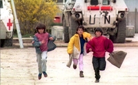 Trei fetiţe aleargă pe “Bulevardul Lunetiştilor” din centrul orasului Sarajevo, 27 martie 1995, unde activau lunetiştii sârbi bosniaci. (ANJA NIEDRINGHAUS / AFP / Getty Images)