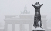 Poarta Brandemburg acoperita cu zăpada, Berlin, 17 decembrie 2010 (JOHN MACDOUGALL / AFP / Getty Images)