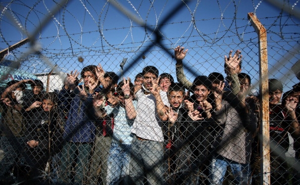Potrivit unor surse, 80% dintre imigranţii ilegali din UE ajung în Europa prin Grecia, ţară care ar avea circa 300.000 de rezidenţi ilegali. Grecia a anunţat că ia în considerare posibilitatea de a construi un zid la graniţa cu Turcia, pentru a limita afluxul de imigranţi ilegali.